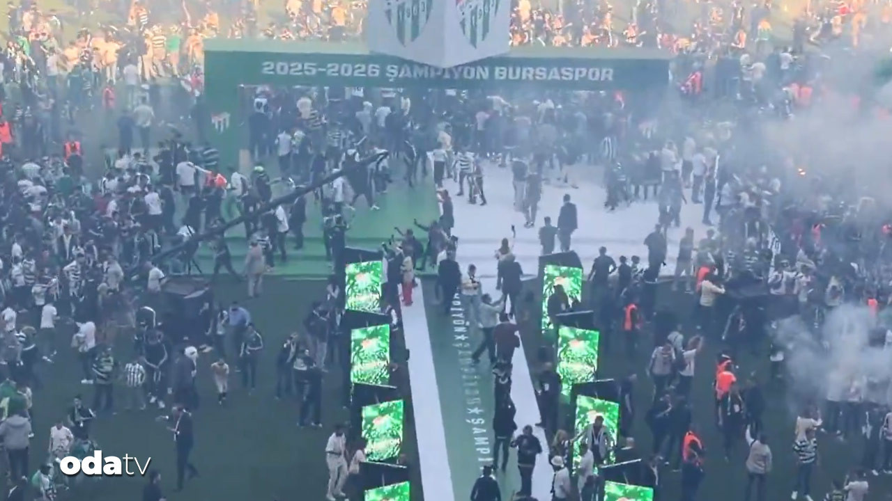 bursasporun-sampiyonluk-toreninde-binlerce-taraftarlar-sahaya-indi-cWf5by11.jpg