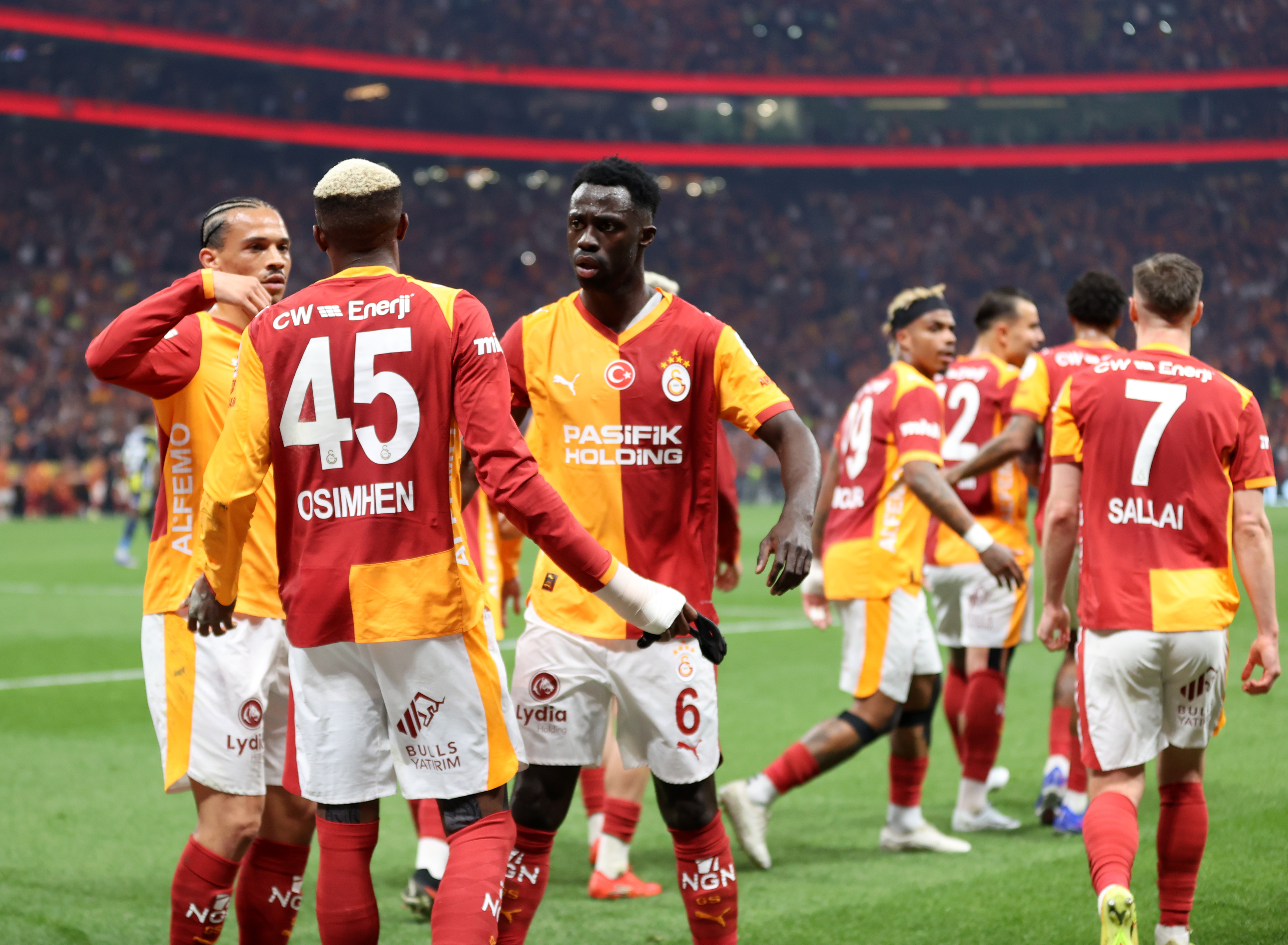 galatasaray-derbide-fenerbahceyi-maglup-etti-cbjB8Xzd.jpg