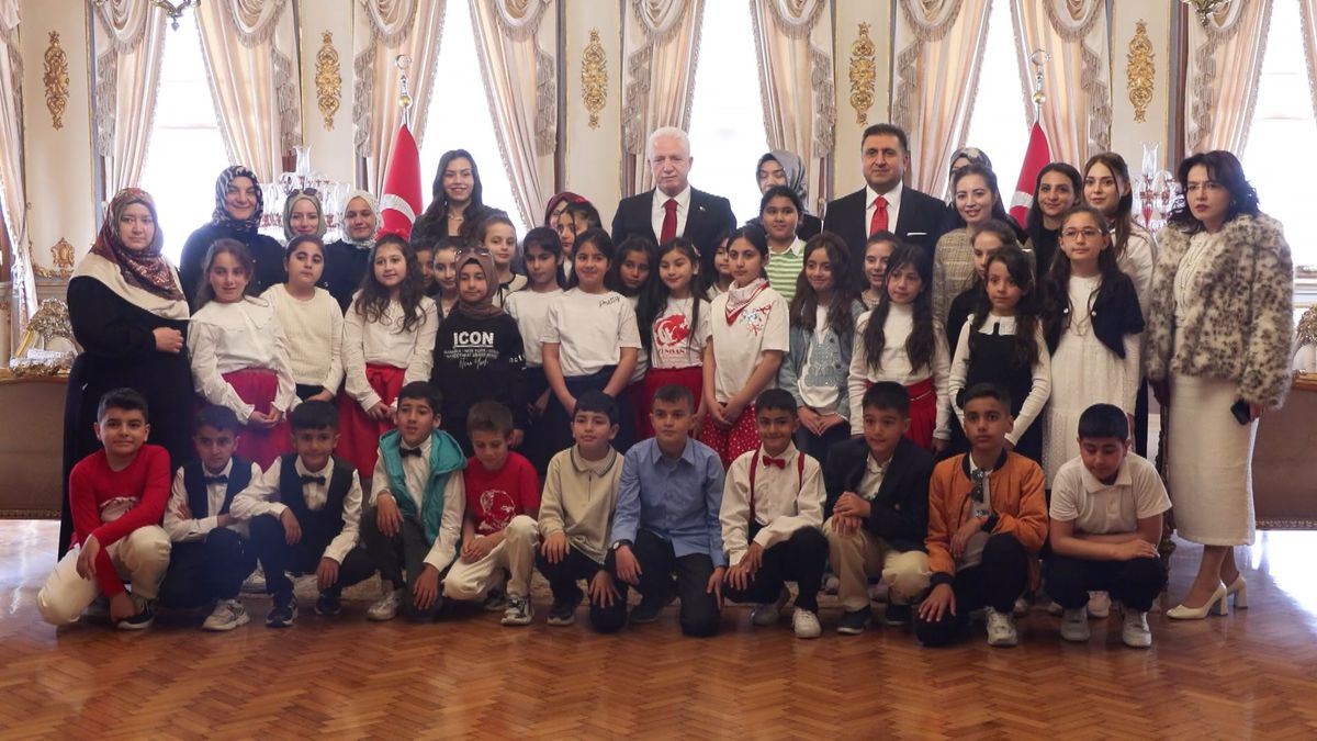 istanbul-valisi-gul-23-nisanda-koltugunu-2nci-sinif-ogrencisi-asmin-ayse-aslana-devretti-TbsJWh4M.jpg