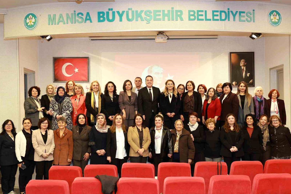 kadin-belediye-baskanlari-manisada-bulustu-mg8kJ9yZ.jpg