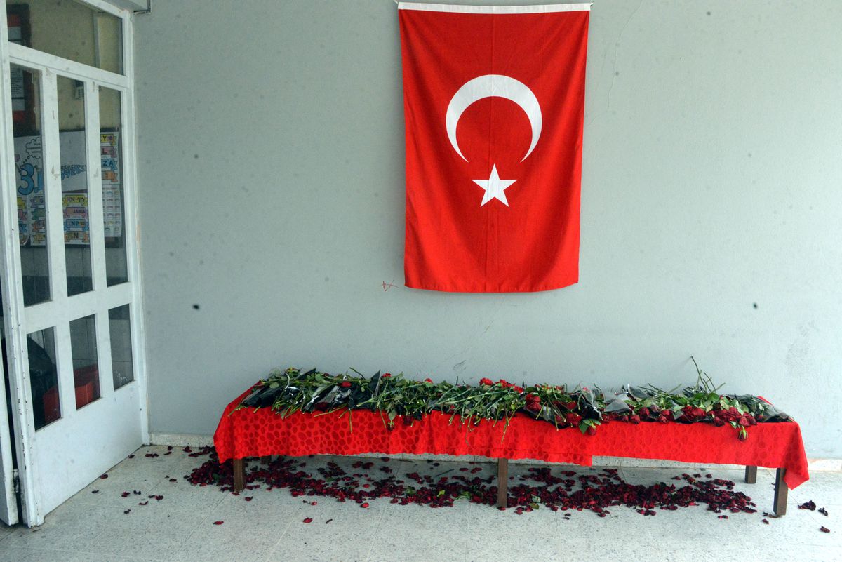 kahramanmarasta-saldirida-hayatini-kaybeden-ogretmen-ve-ogrencilerin-esyalari-alindi-fbmxLpSa.jpg
