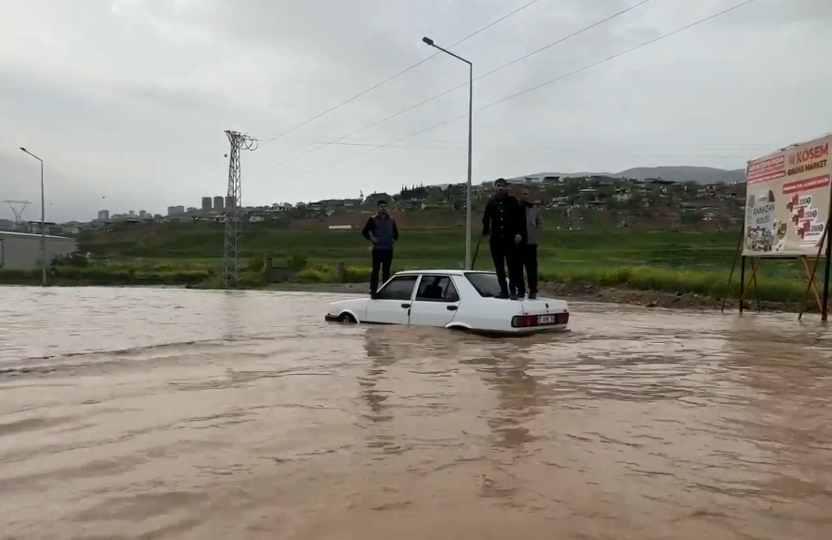 kahramanmarasta-yollar-gole-dondu-vatandaslar-zor-anlar-yasadi-ihOEBMHa.png