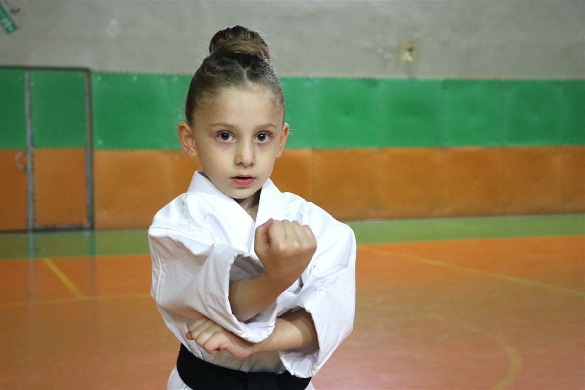 karate-antrenoru-polis-gelecegin-sampiyonlarini-yetistiriyor-YYHTNMZF.jpg