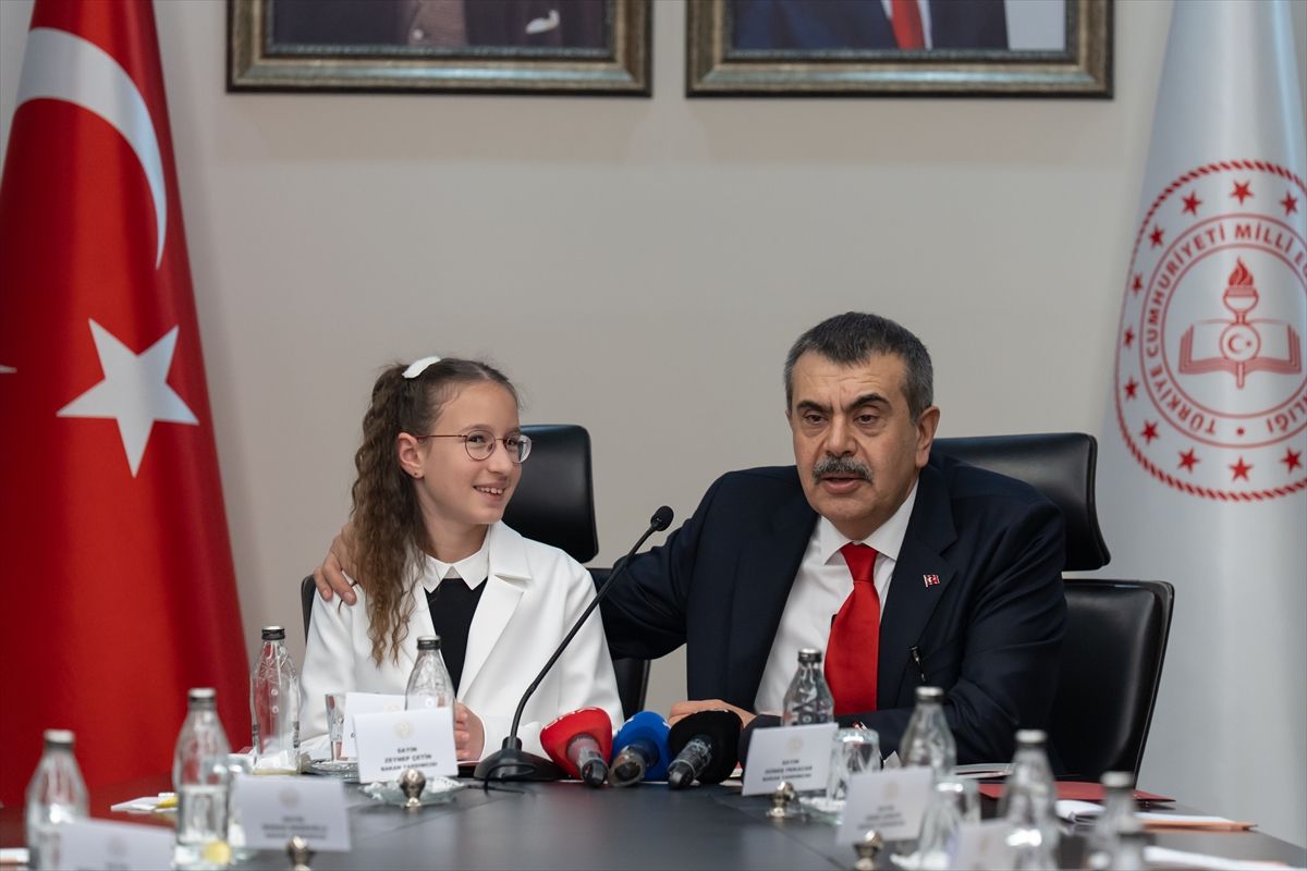 milli-egitim-bakani-tekin-koltugunu-5-sinif-ogrencisi-defne-bayraktarogluna-devretti-fjTTyJgO.jpg