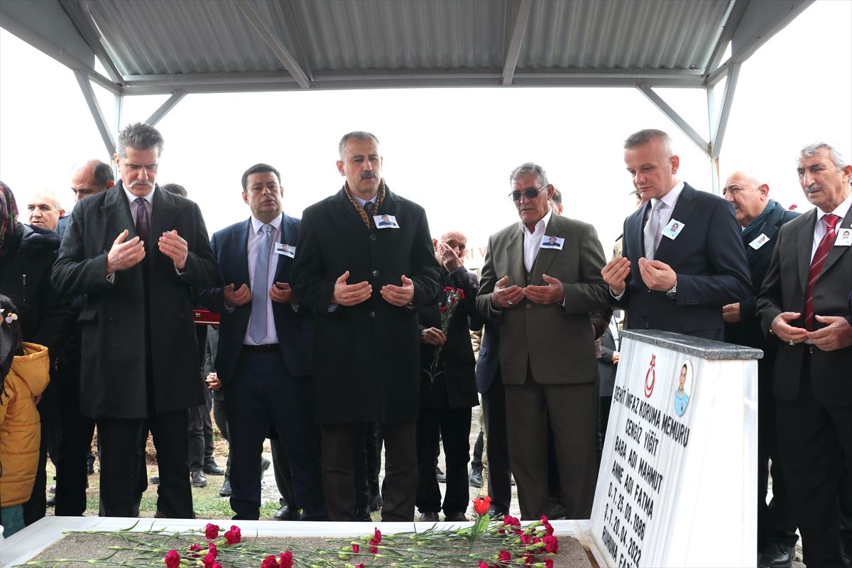 sehit-infaz-koruma-memuru-yigit-agrida-mezari-basinda-anildi-qzqOH66D.jpg