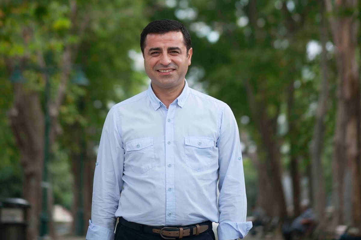 selahattin-demirtas-ve-selcuk-mizraklidan-ortak-mesaj-cezaevine-girisimiz-ne-kadar-politikse-cikisimiz-da-ZuZSgOuc.jpg