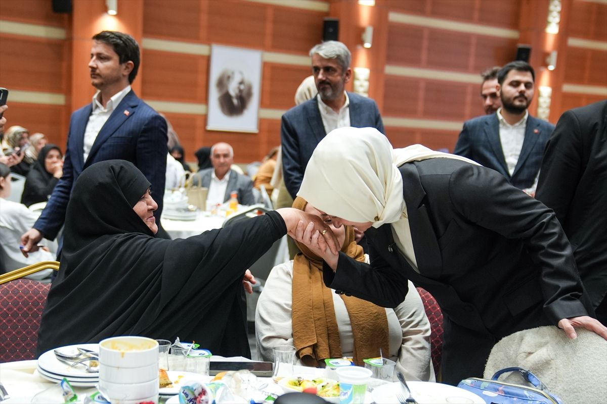 ak-parti-istanbul-il-baskanliginda-sehit-anneleri-icin-anneler-gunu-programi-duzenlendi-RznOceWq.jpg