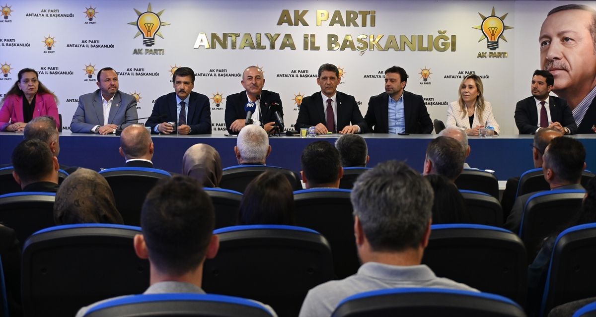 ak-partiye-katilan-serik-belediye-baskani-ile-meclis-uyelerine-rozetleri-takildi-SuWcAKNg.jpg