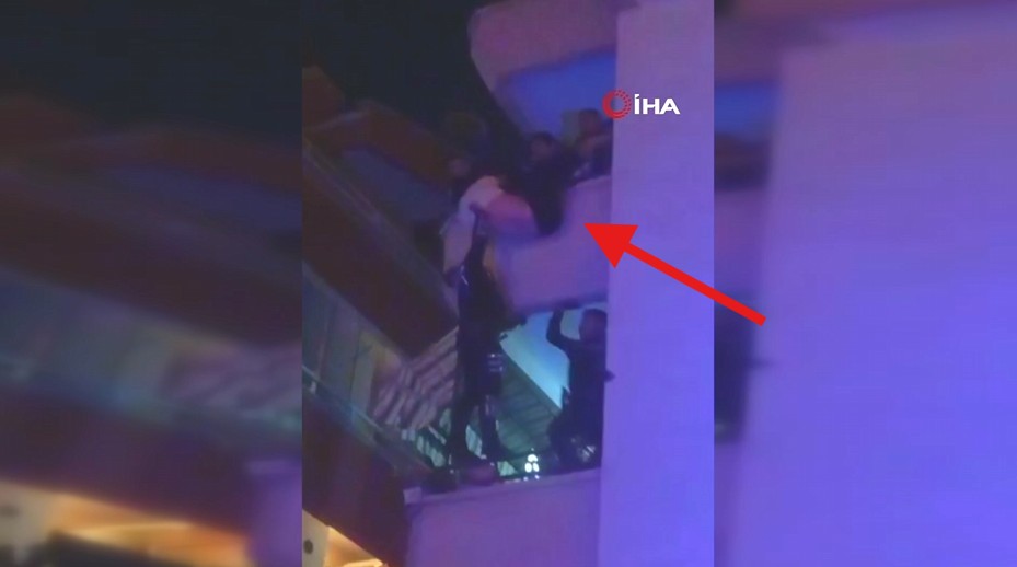 balkondan-asagi-sarkan-sahis-polis-ekipleri-tarafindan-son-anda-kurtarildi-XVVI9S1Q.jpg