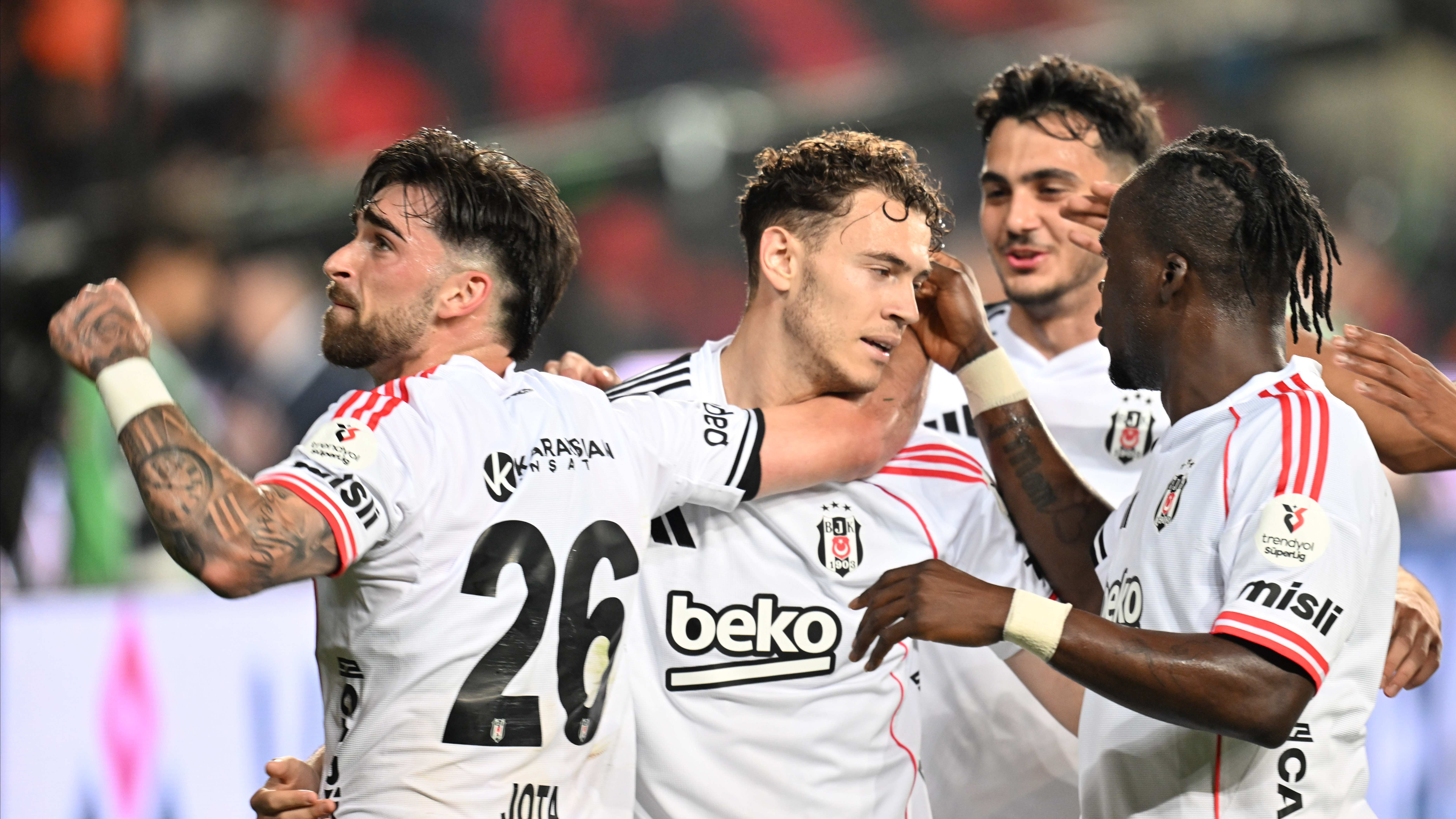 besiktas-gaziantepte-3-puani-2-golle-aldi-5duiF2hD.jpg