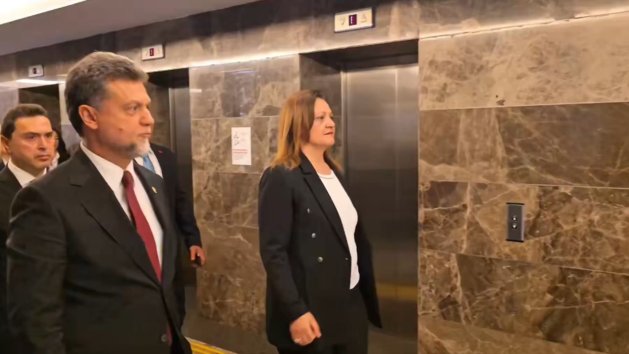 burcu-koksal-ak-parti-genel-merkezinde-9bZxeRah.jpeg