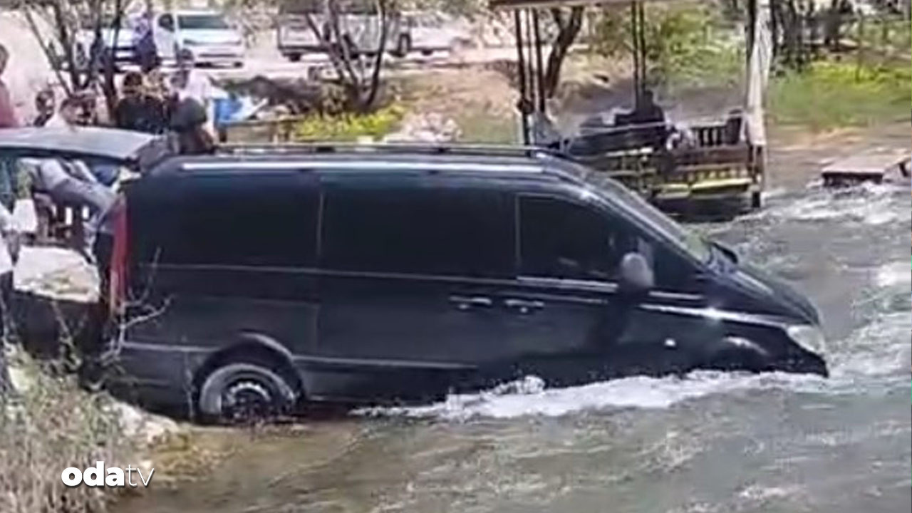 caya-giren-minibusu-boyle-kurtardilar-cLjCJXpS.jpg