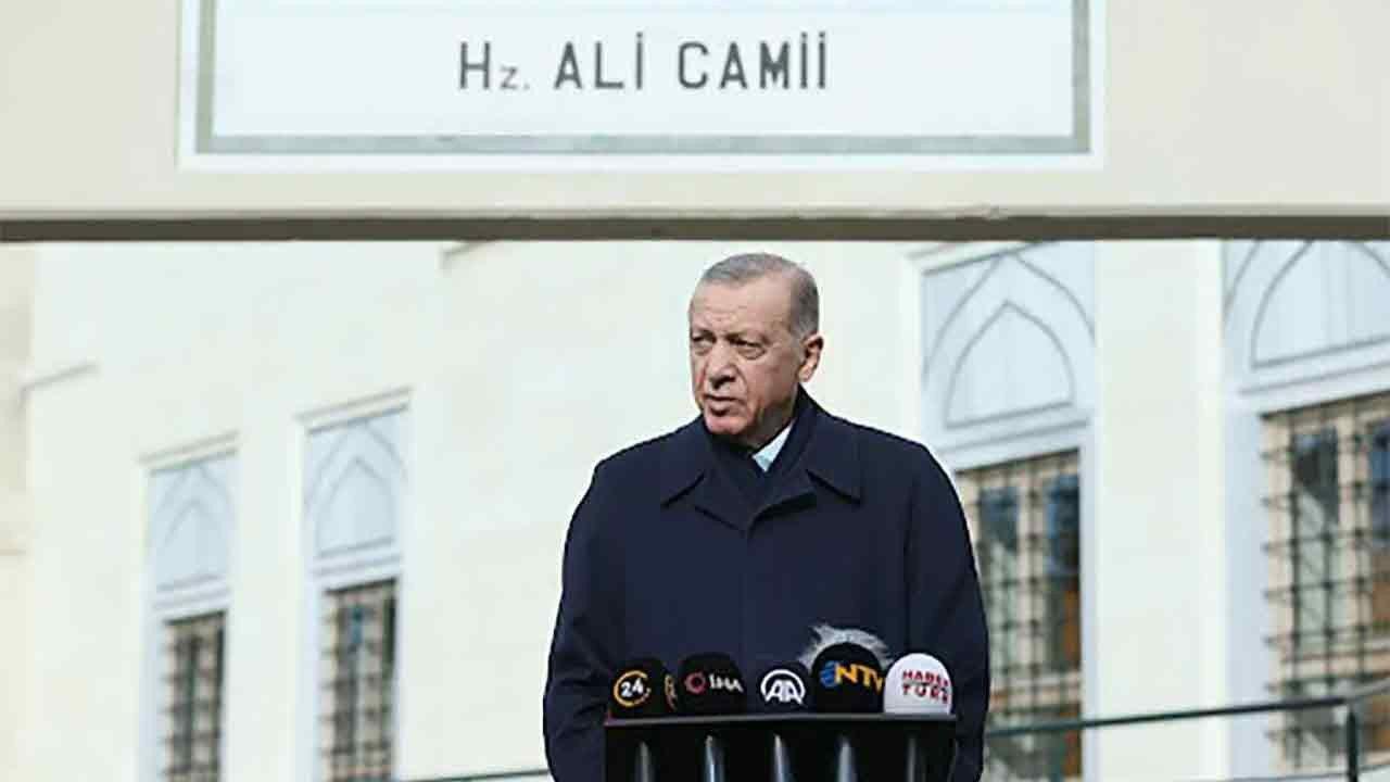 cumhurbaskani-erdogan-cuma-namazini-hz-ali-camisinde-kildi-JVReZu7P.jpg