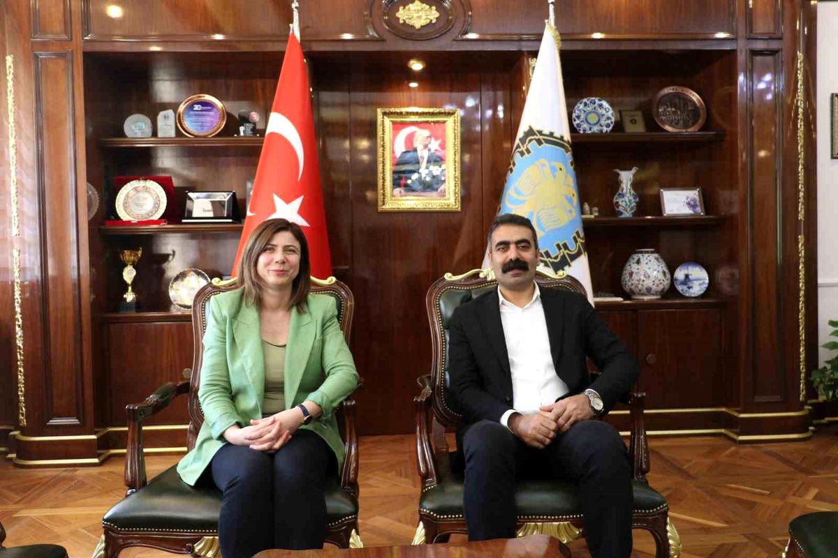 dbbnin-duzenleyecegi-baris-paneline-chpli-ozgur-ozel-mhpli-feti-yildiz-da-davet-edildi-ZwDbddDd.jpg