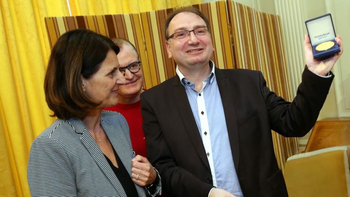 duzmece-mukafatlar-profesoru-isinden-etti-TTaGUUpF.jpg