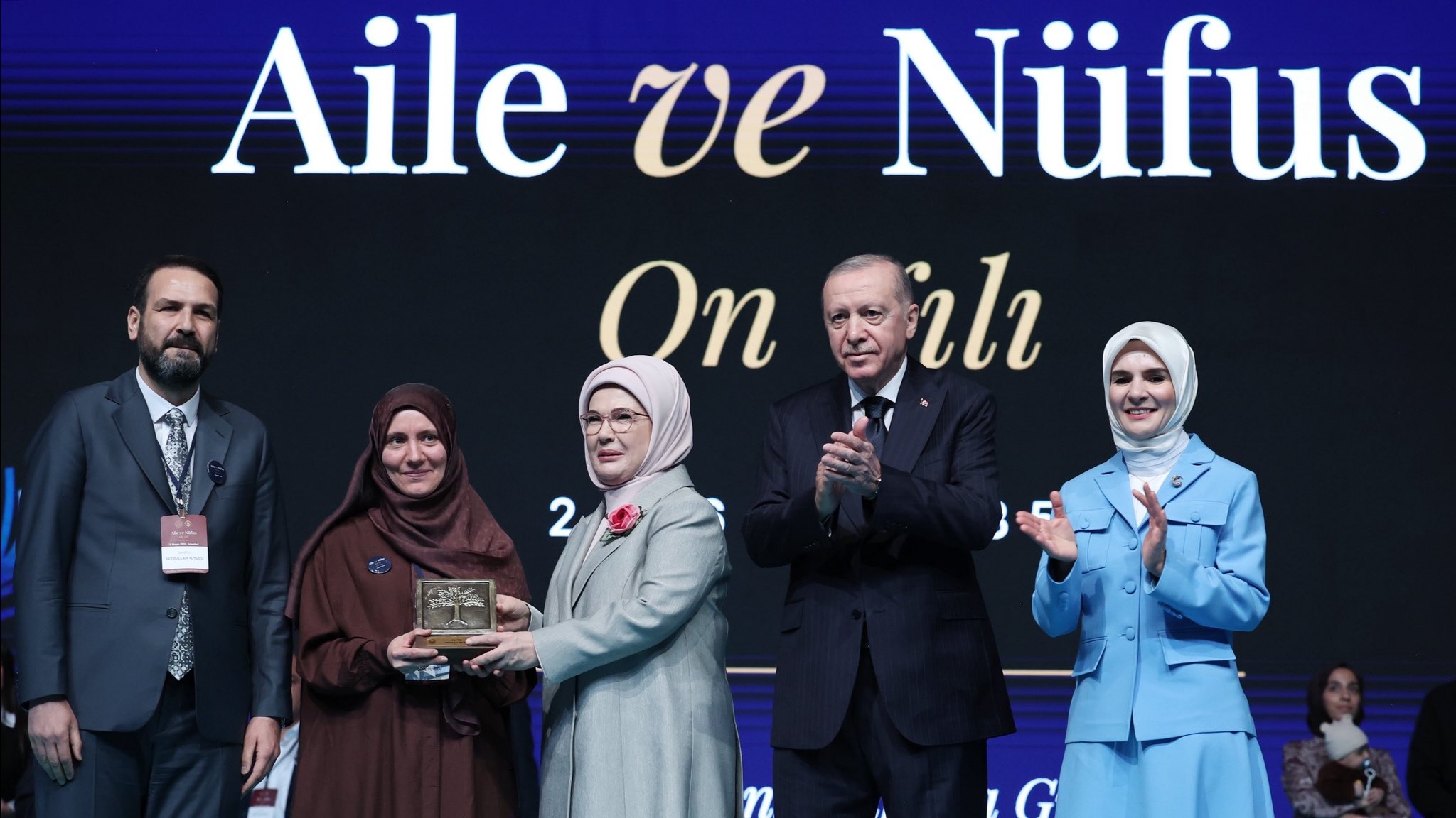 emine-erdogandan-aile-ve-nufus-on-yili-vizyon-belgesi-tanitim-programi-paylasimi-67B5VkYu.jpg