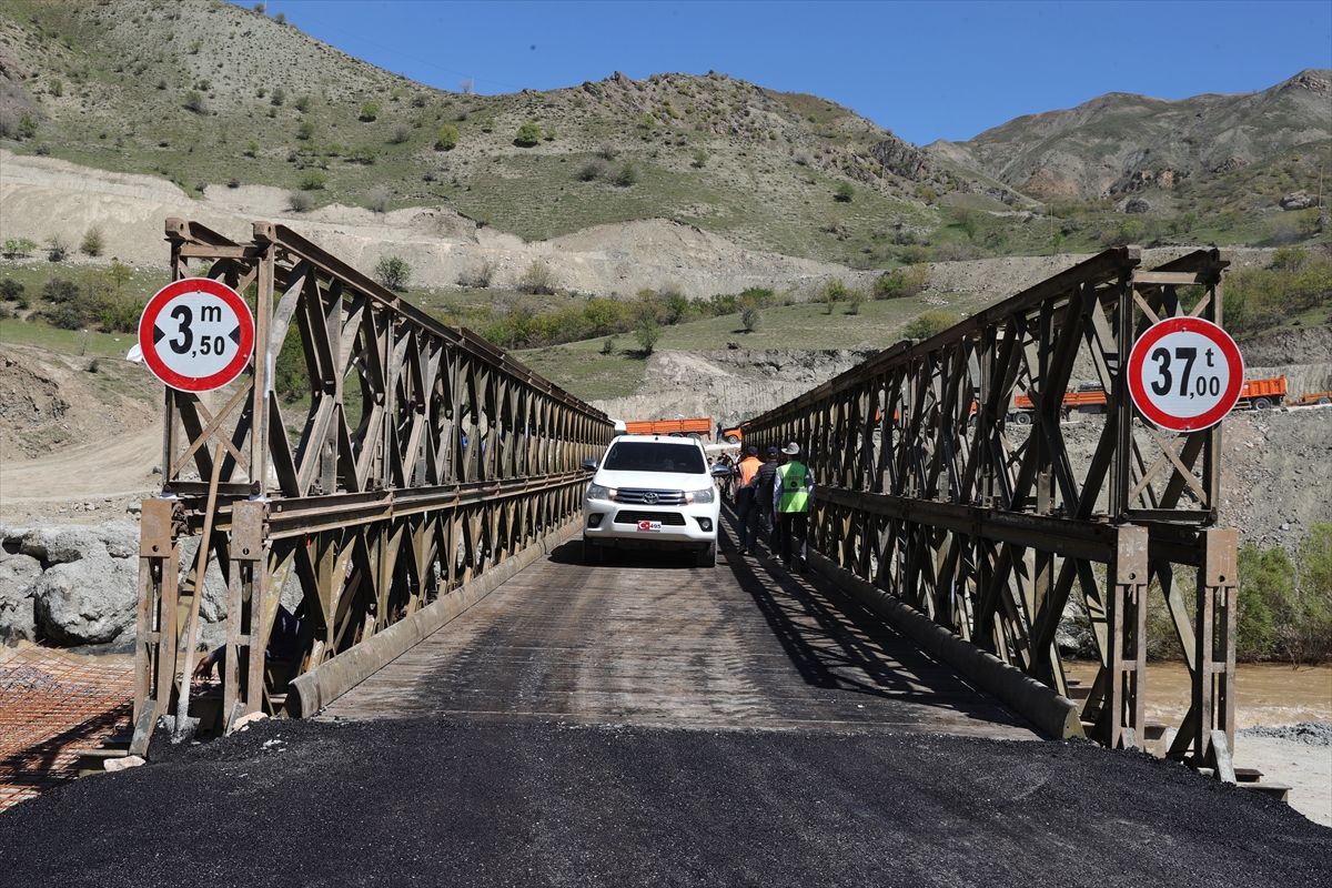 hakkari-van-yolunda-heyelan-sonrasi-alternatif-yol-ve-panel-kopru-trafige-acildi-PIx8r3wt.jpg