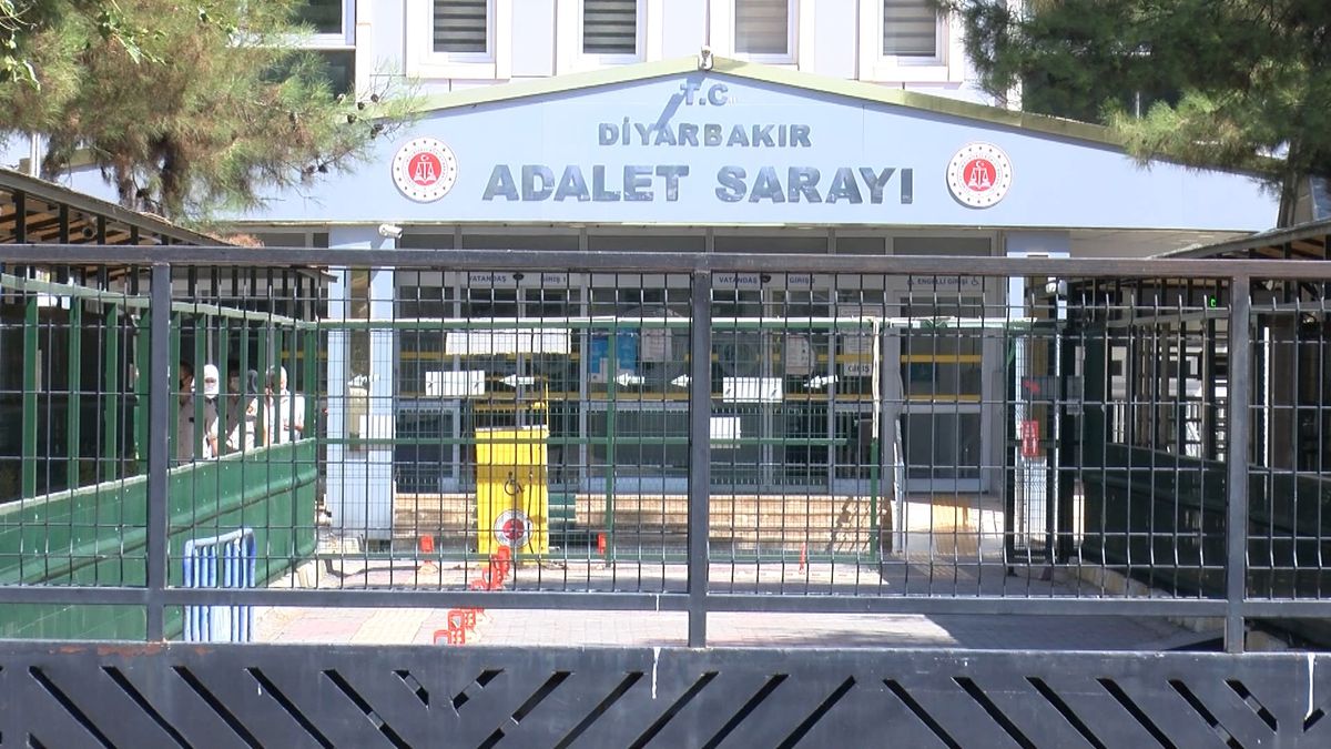 hastanede-recete-toplayip-hastalari-eczaneye-yonlendiren-saniklar-durusmada-suclamalari-reddetti-PqJKe1MV.jpg