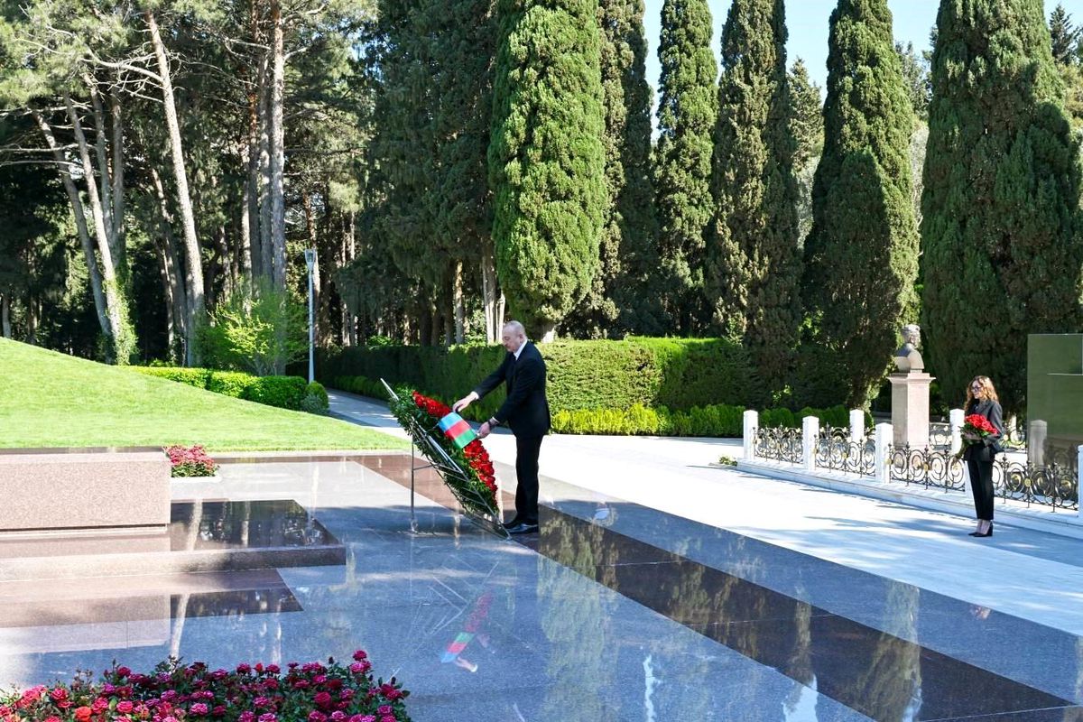 haydar-aliyev-103-dogum-yildonumunde-anildi-mMPLl4tq.jpg