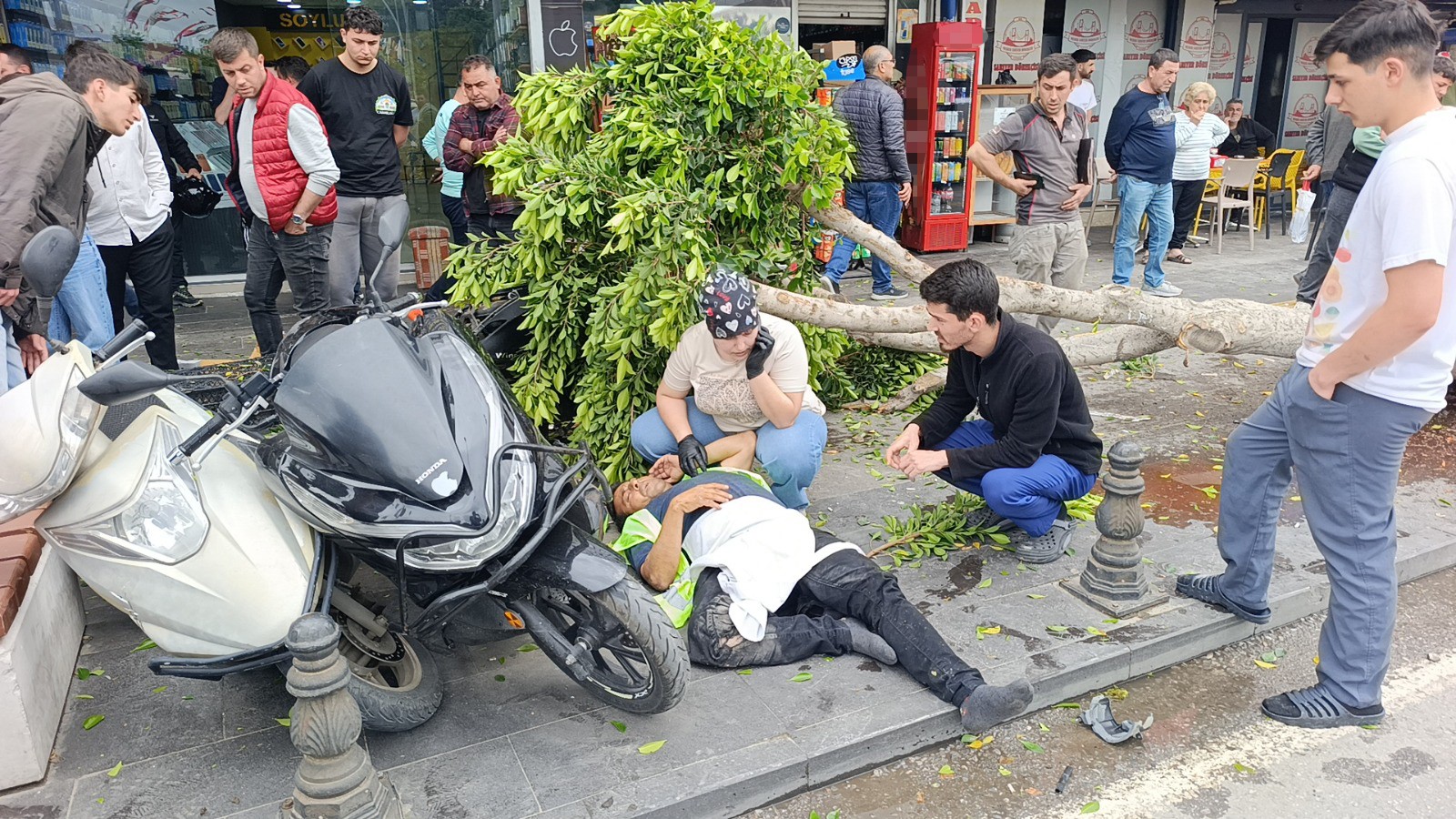 kirmizi-isik-ihlali-yapan-otomobil-ortaligi-savas-alanina-cevirdi-imExfpVX.jpg