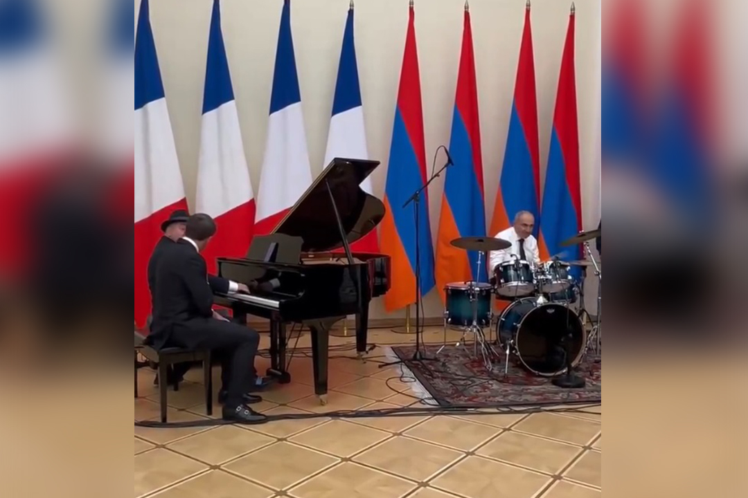 macron-muzik-soyledi-pasinyan-davul-caldi-yeMTkDLA.jpg