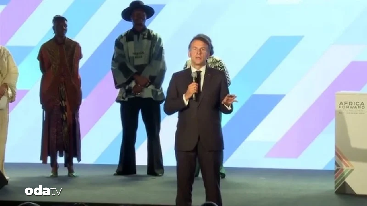 macrondan-gurultu-yapanlara-ayar-sahneye-cikip-azarladi-QK3Gx9Hc.png