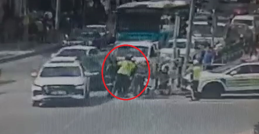 motokurye-polislerin-heimlich-manevrasi-ile-hayata-tutundu-hSKbHhVi.jpg