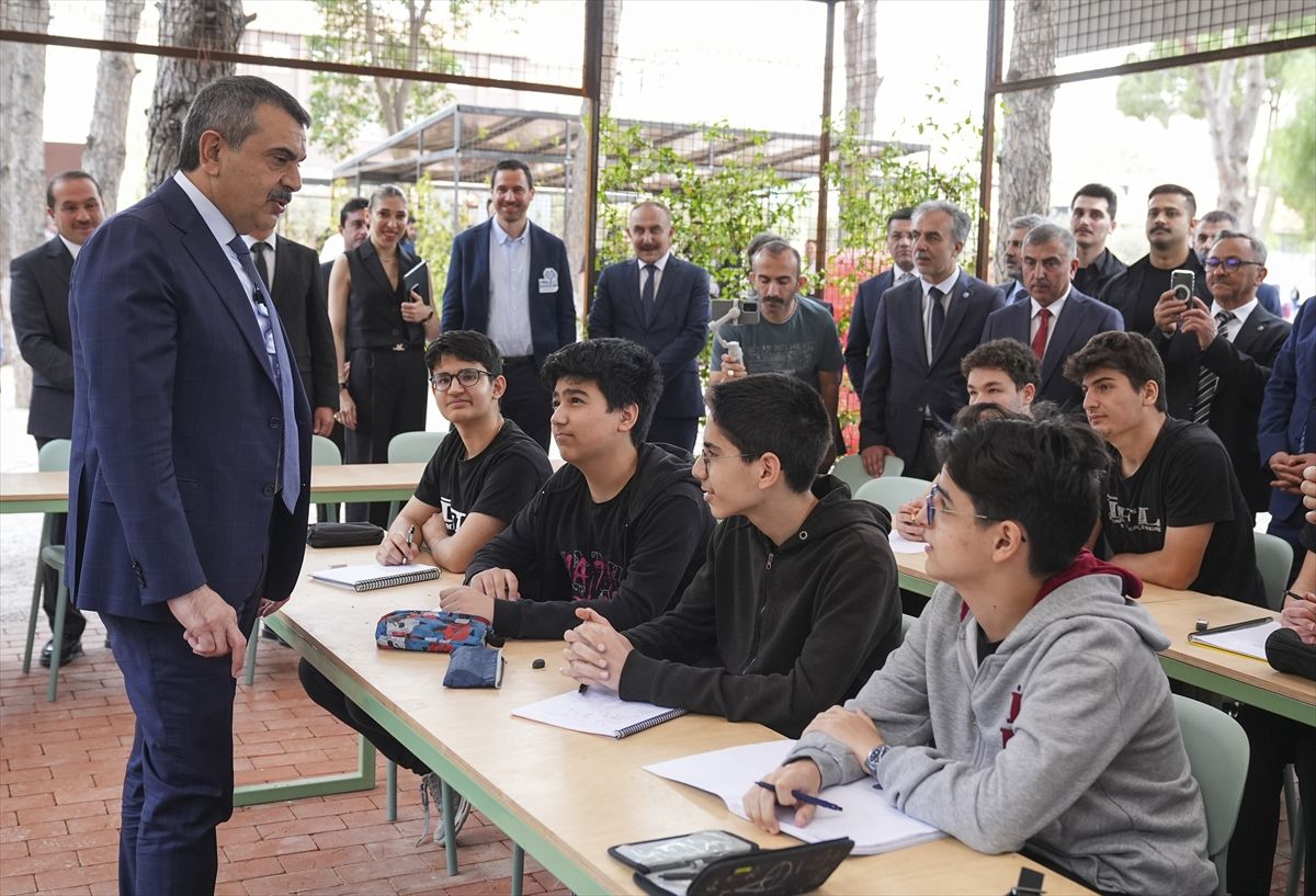 ogretmenlerin-emekleri-toplumda-daha-gorunur-olmali-cNd2dysE.jpg