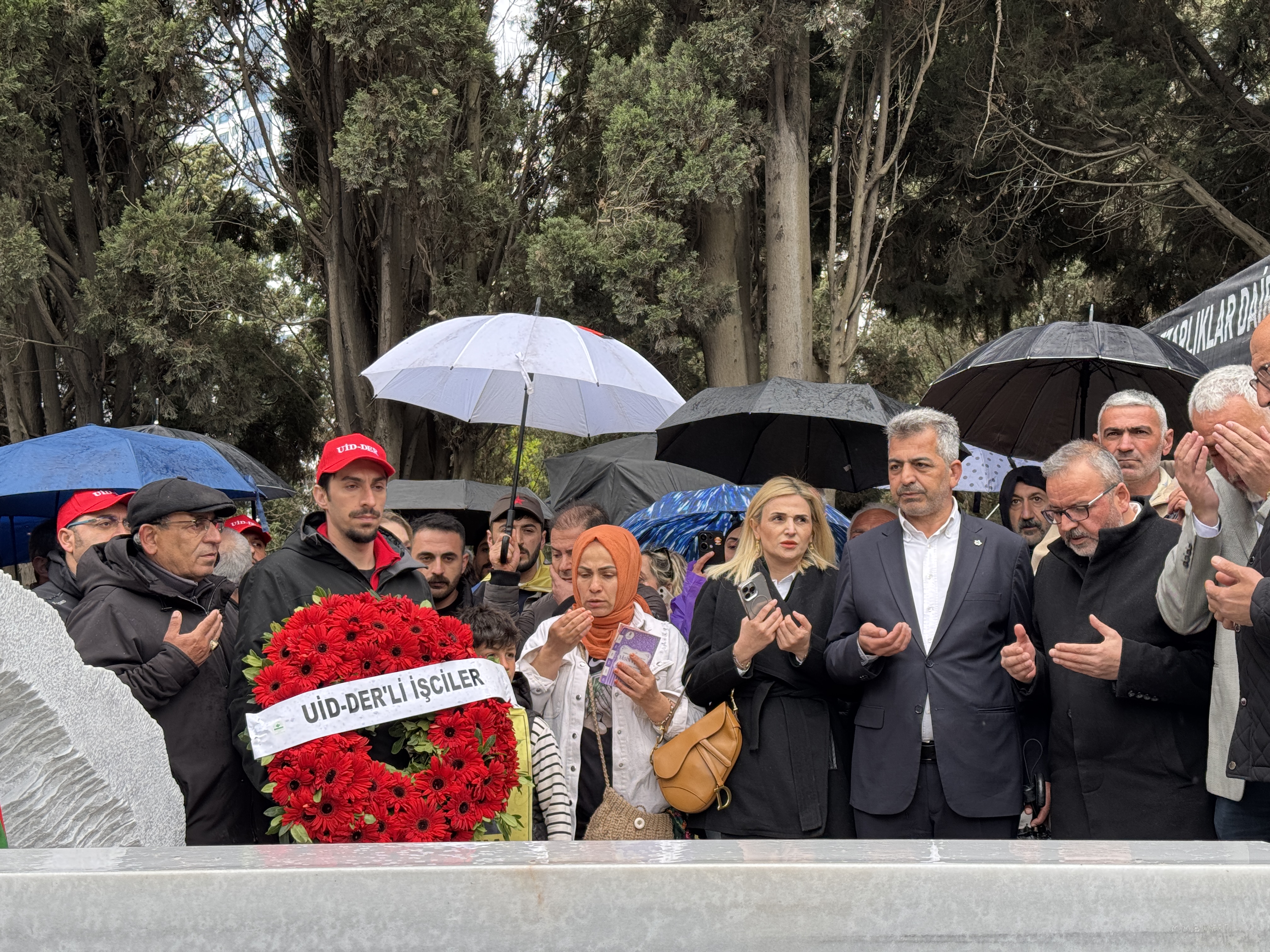 sirri-sureyya-ondere-anma-toreni-siyaset-ve-sanat-dunyasindan-cok-sayida-kisi-mezari-basindaydi-9MJOC9RN.jpg