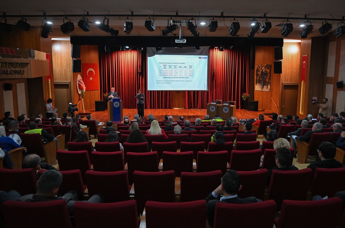 ufuk-universitesinde-trafik-haftasi-sempozyumu-duzenlendi-JY9r78lZ.jpg